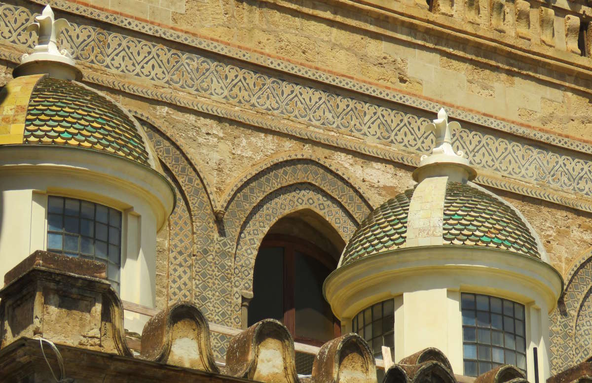 Particolari dei lucernai sulla facciata della Cattedrale di Palermo
