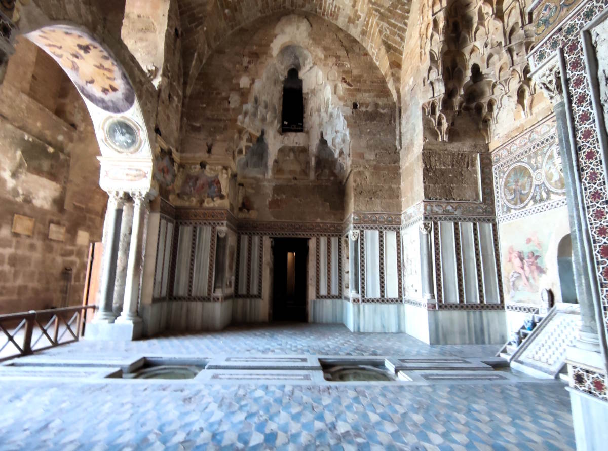 : Particolari della Sala della fontana nel Castello della Zisa a Palermo