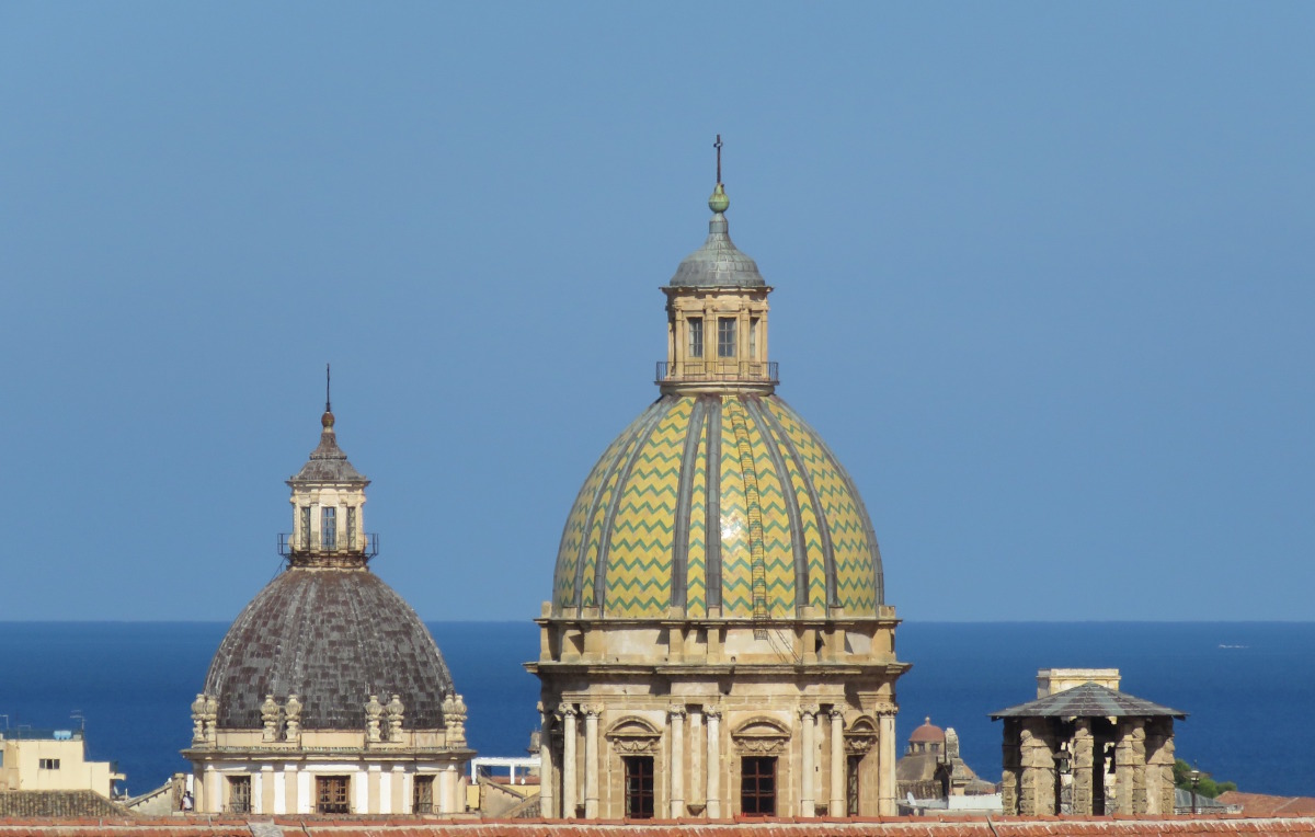Cosa vedere-fare-visitare a Palermo: panorama sui tetti, cupole e mare dall'alto