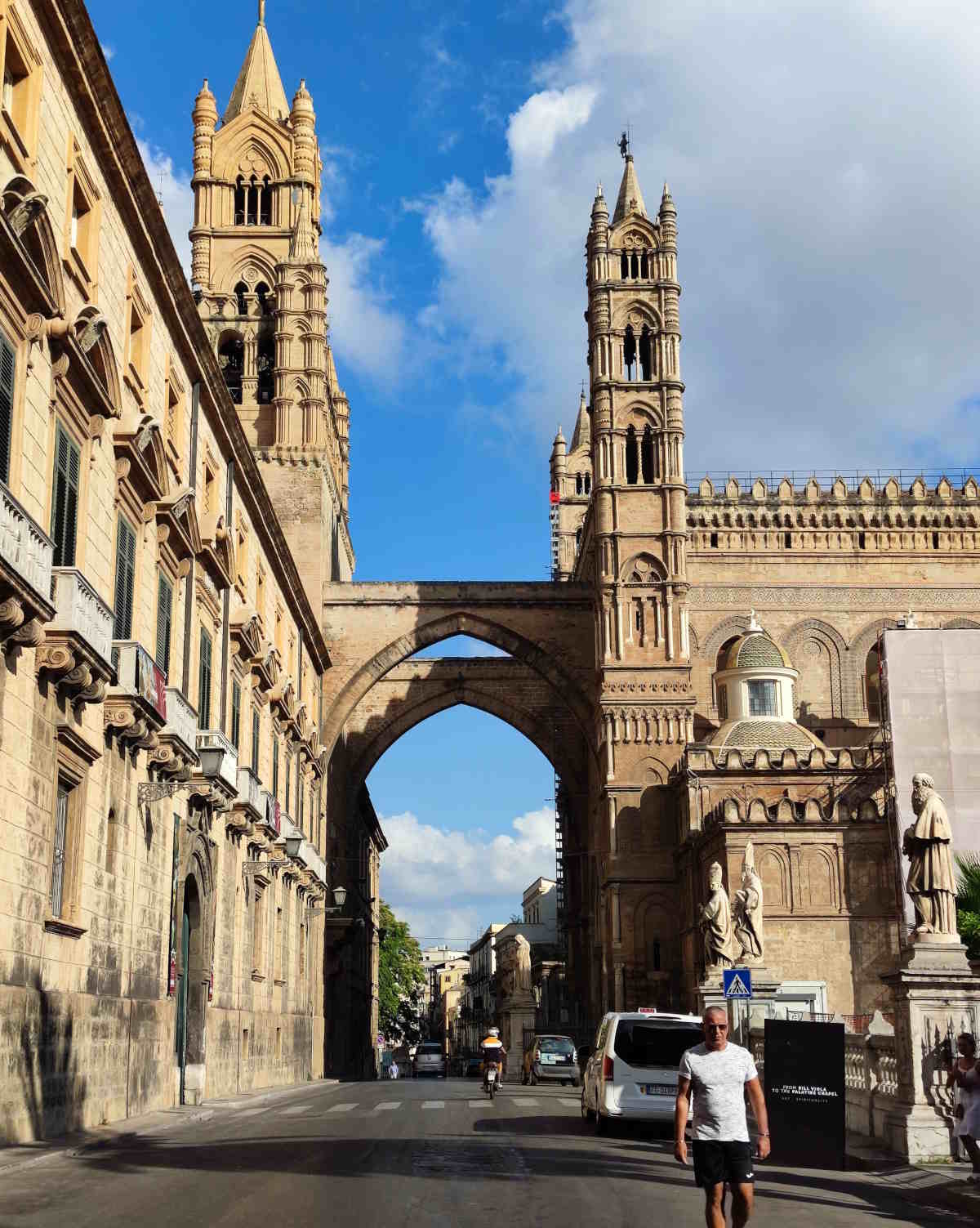 Cose imperdibili da vedere a Palermo: L'Arco-ponte della Cattedrale dedicata alla Santa Vergine Maria Assunta