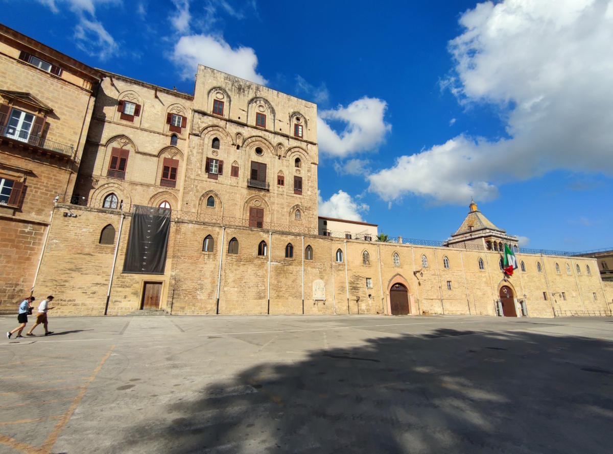 Itinerario di visita a Palermo: La bella Piazza del Parlamento 