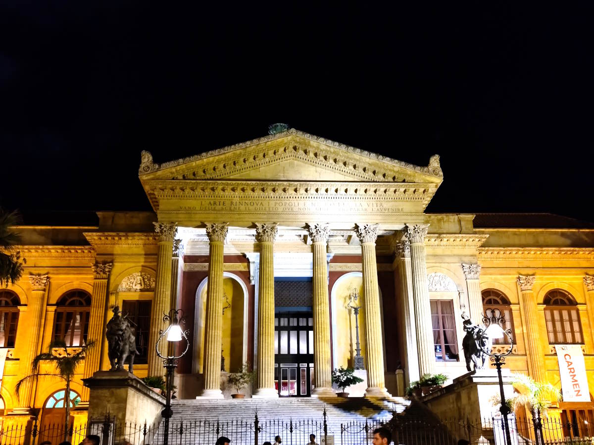 Itinerario di visita a Palermo: Scorci del Teatro Massimo 
