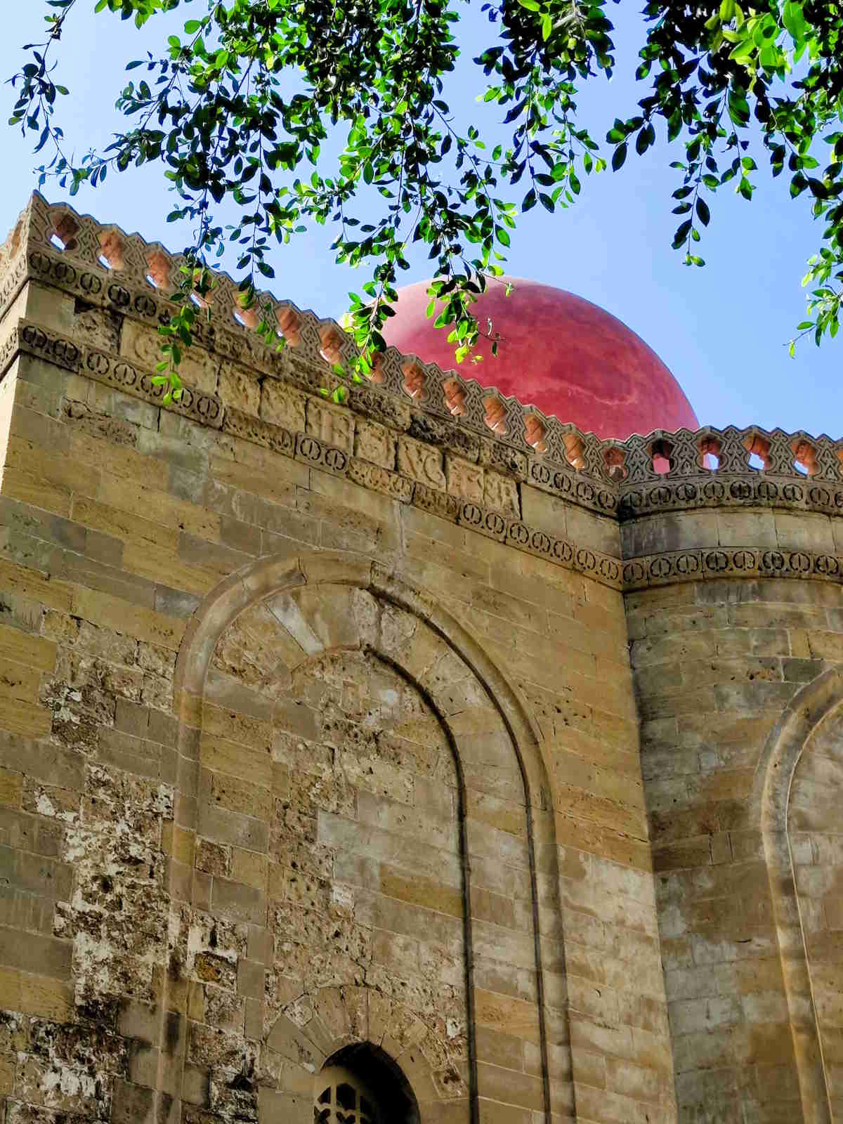  Palermo: Le rosse cupolette della Chiesa di San Cataldo 