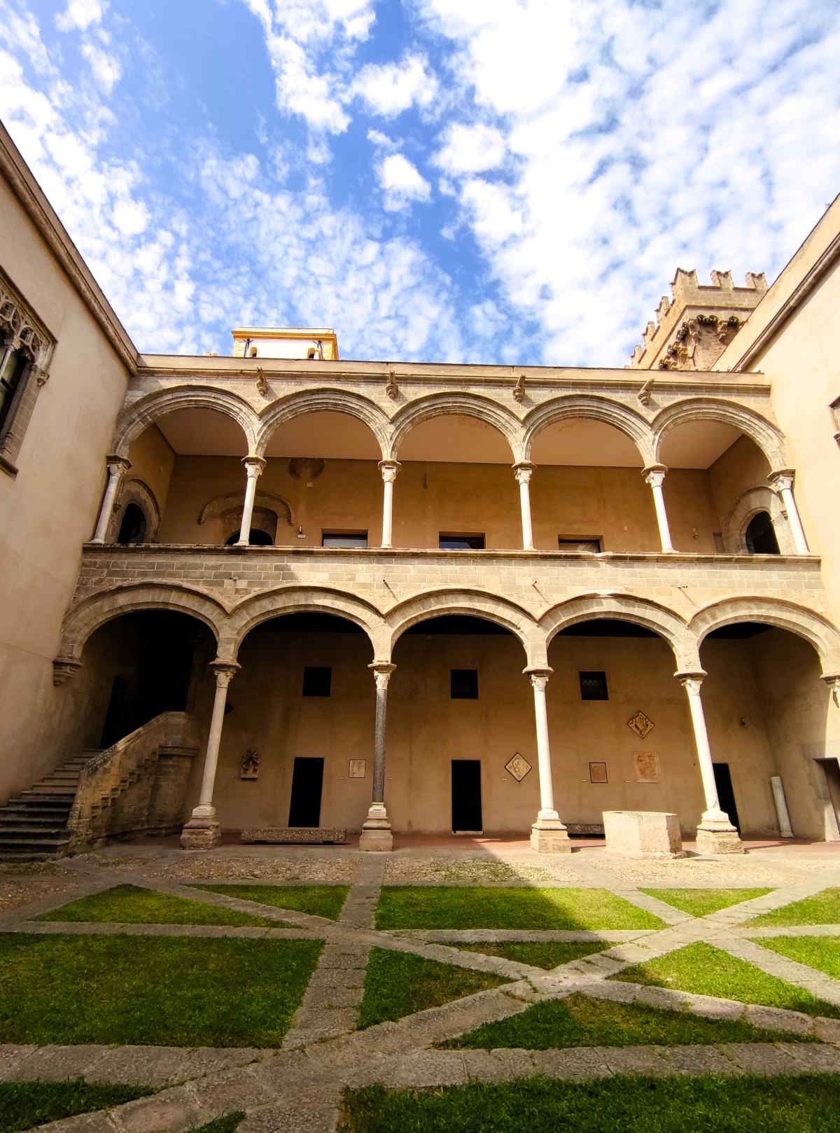 Il cortile di Palazzo Abatellis, sede della Galleria regionale siciliana a Palermo