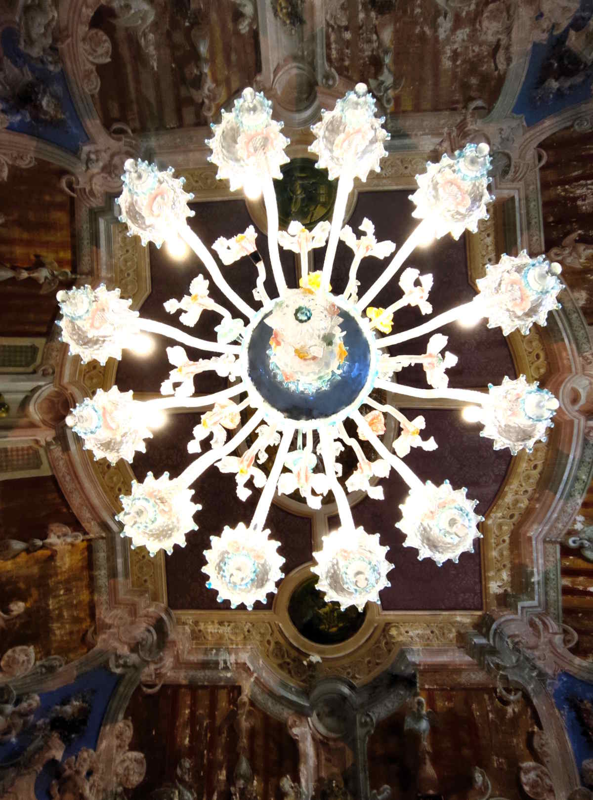 Itinerario di visita a Palermo: Uno dei lampadari di Palazzo Mirto
