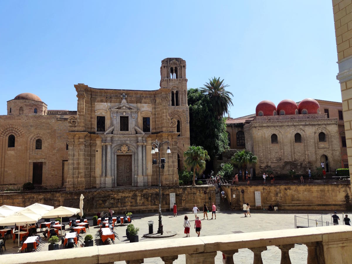 Luoghi imperdibili a Palermo: Piazza Bellini e sullo sfondo la Martorana e San Cataldo
