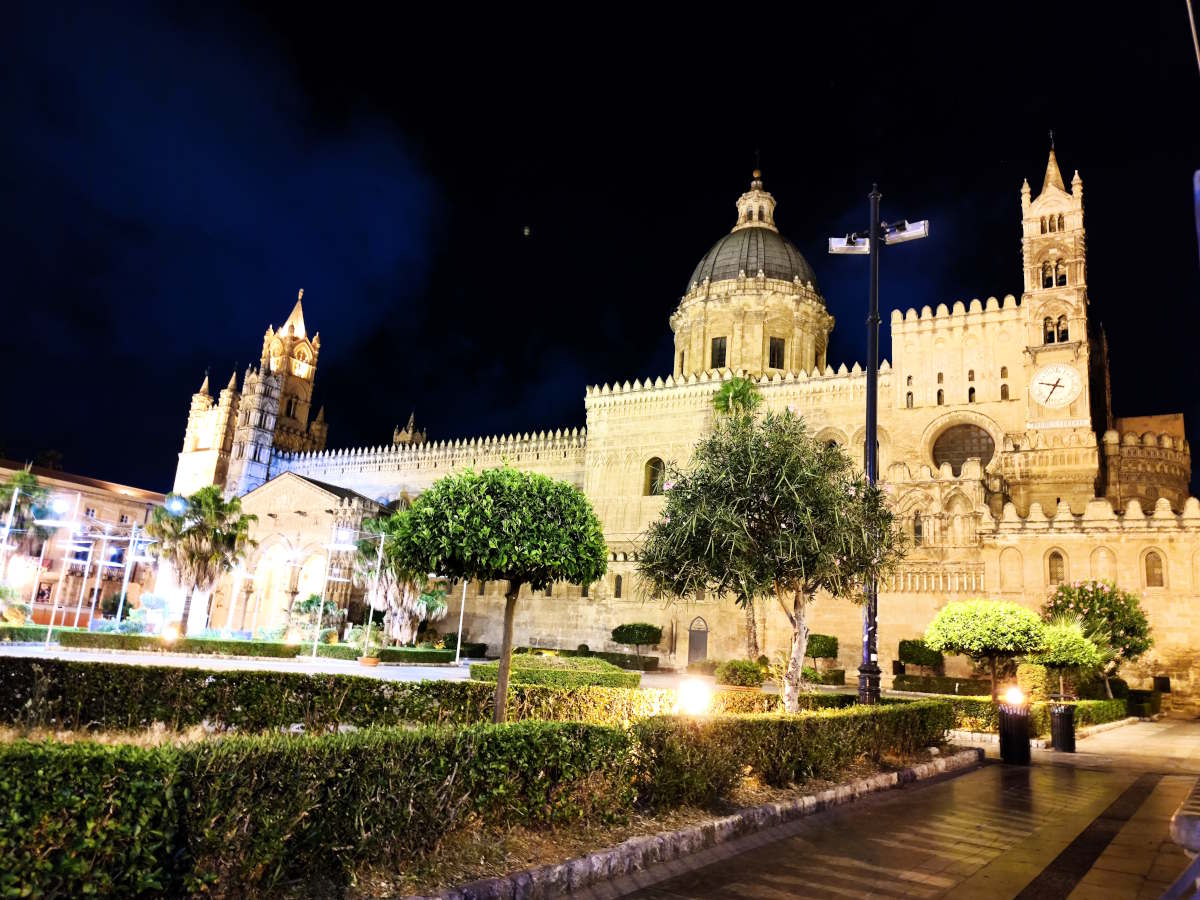 Vista notturna sulla Cattedrale di Palermo dedicata alla Santa Vergine Maria Assunta