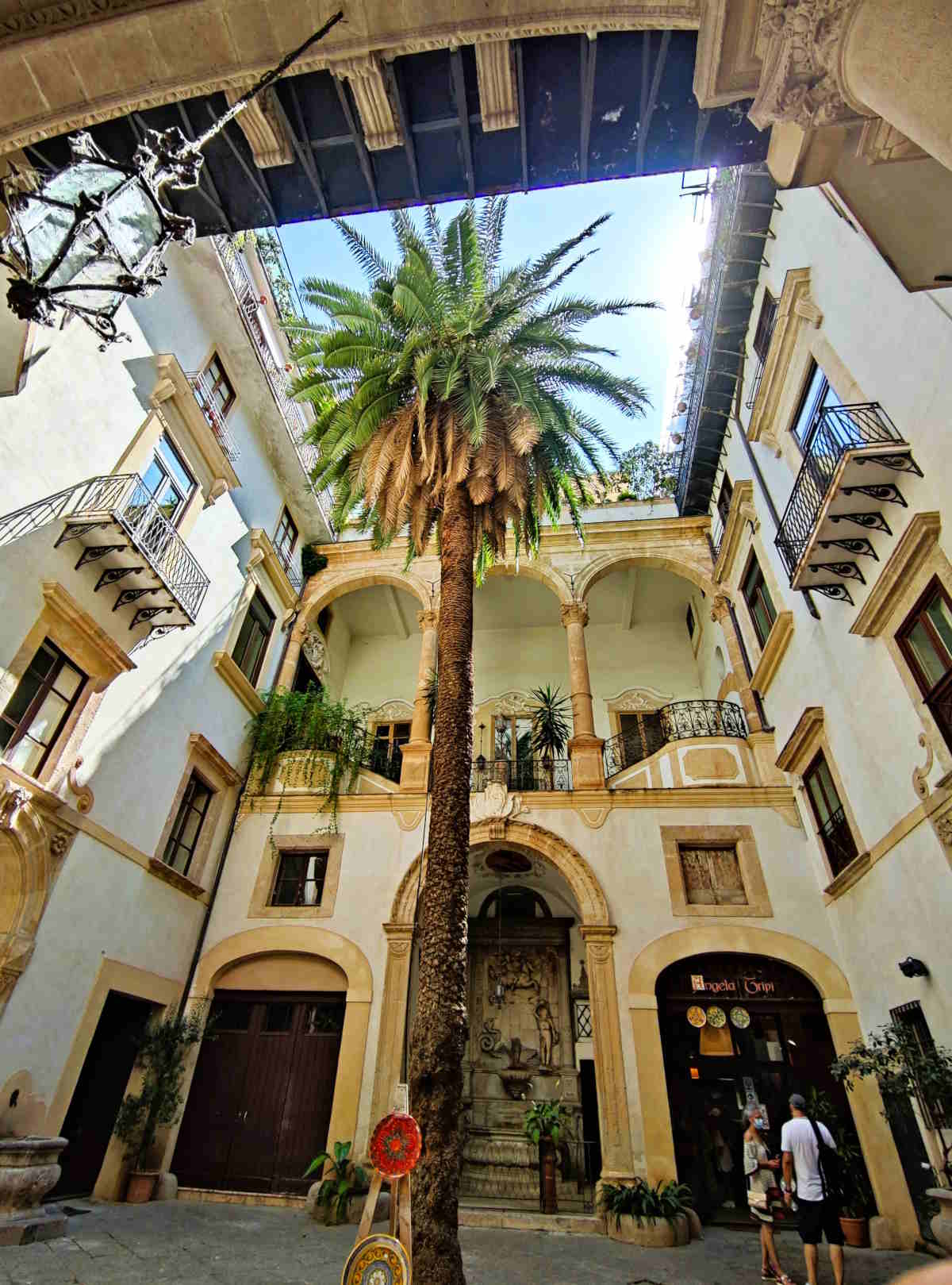 Visitare Palermo: Scorci del cortile di Palazzo Castrone