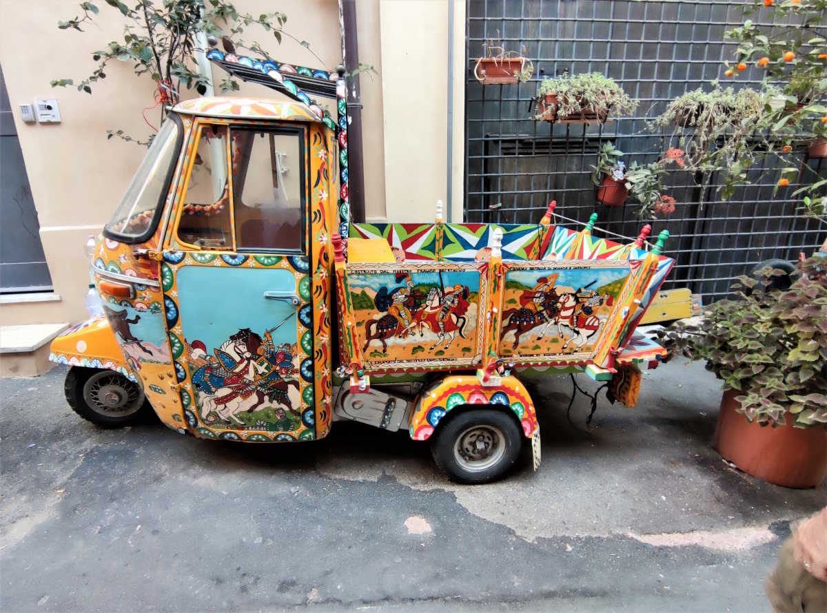Ape-Car con i colori della Sicilia in un vicolo vicino alla Cattedrale di Palermo