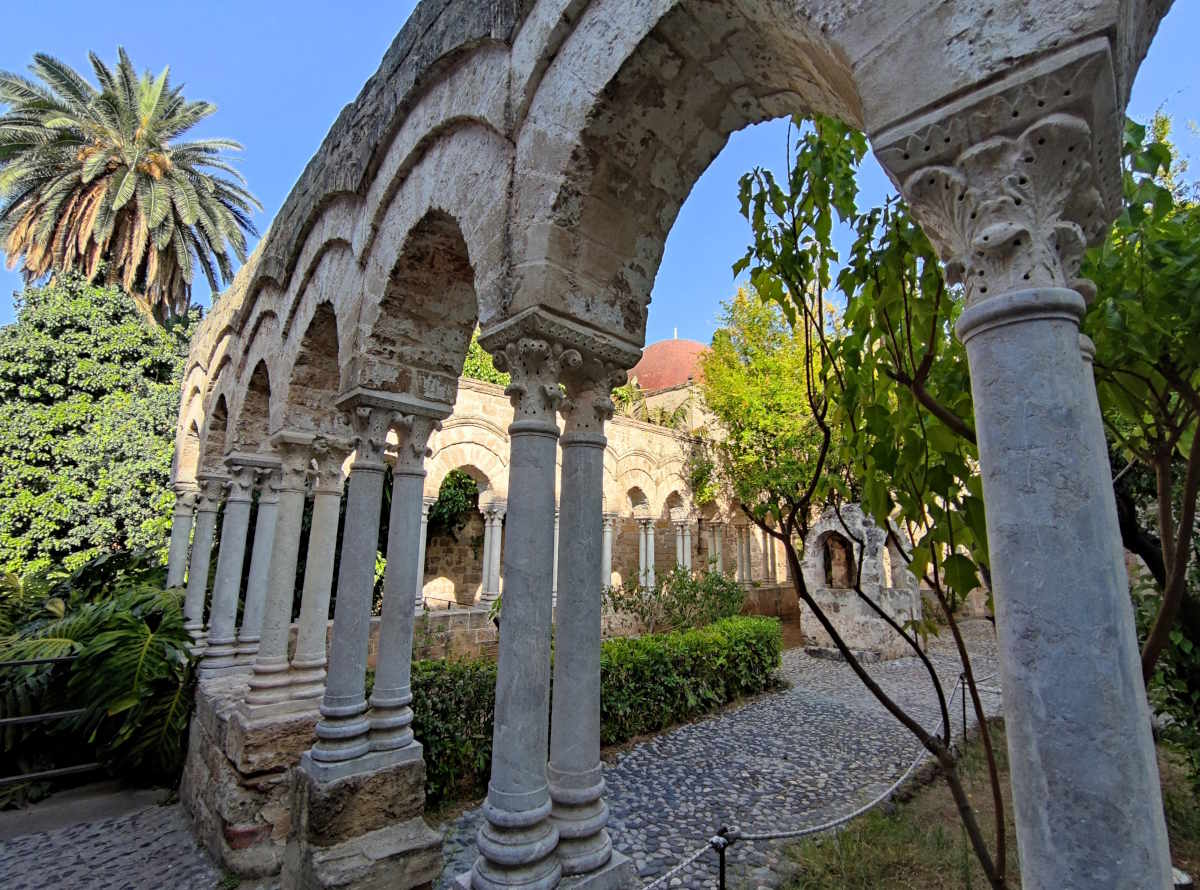 Luoghi da vedere a Palermo: Il chiostro e la cisterna araba nella Chiesa di San Giovanni degli Eremiti .