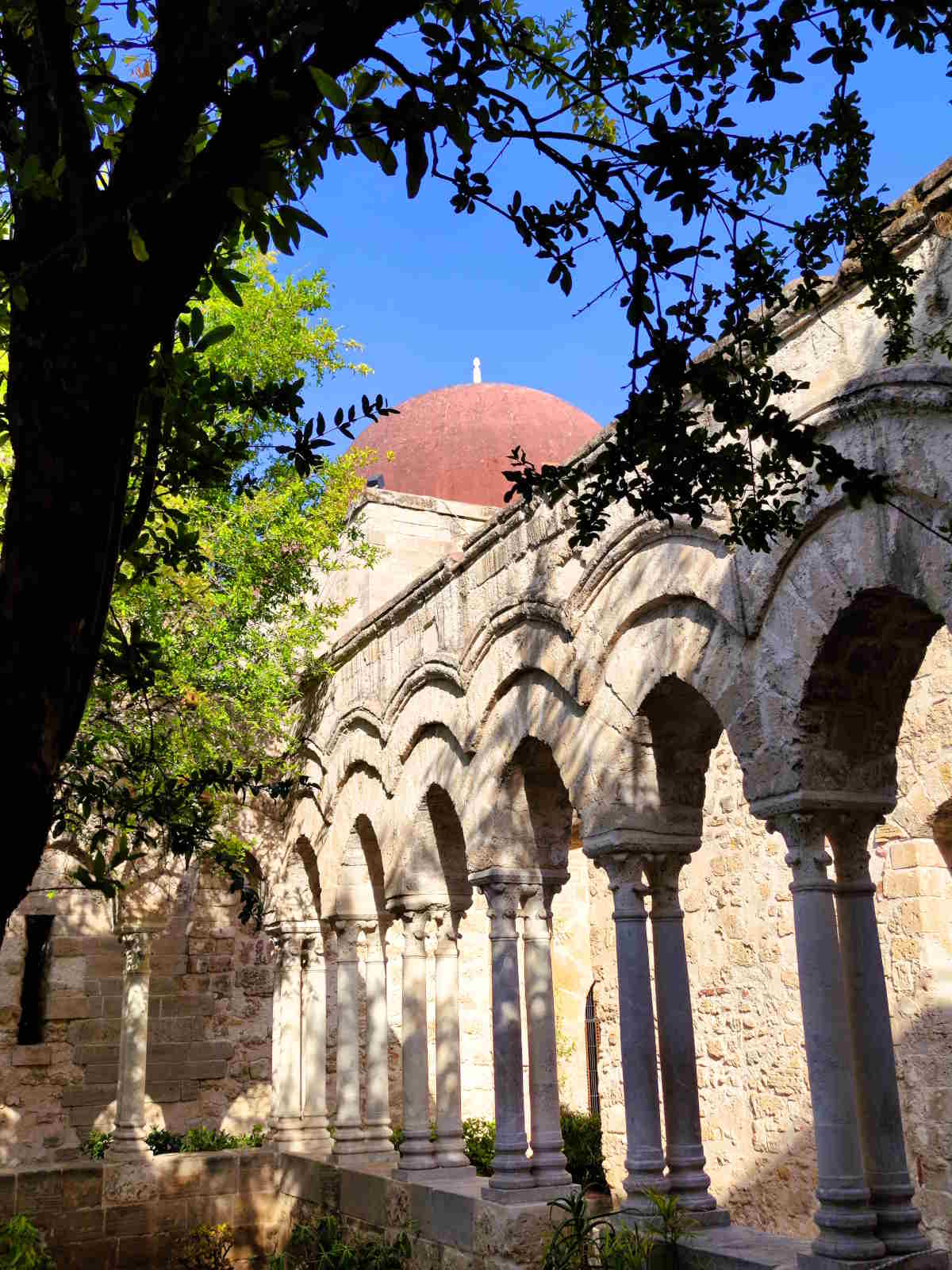 Luoghi imperdibili da visitare a Palermo: Scorci del Chiostro e delle cupolette della Chiesa di San Giovanni degli Eremiti