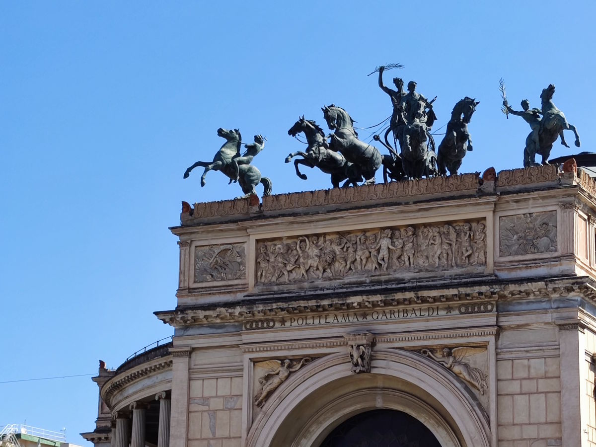 Luoghi imperdibili da visitare a Palermo: Le Quadrighe al Teatro Politeama Garibaldi