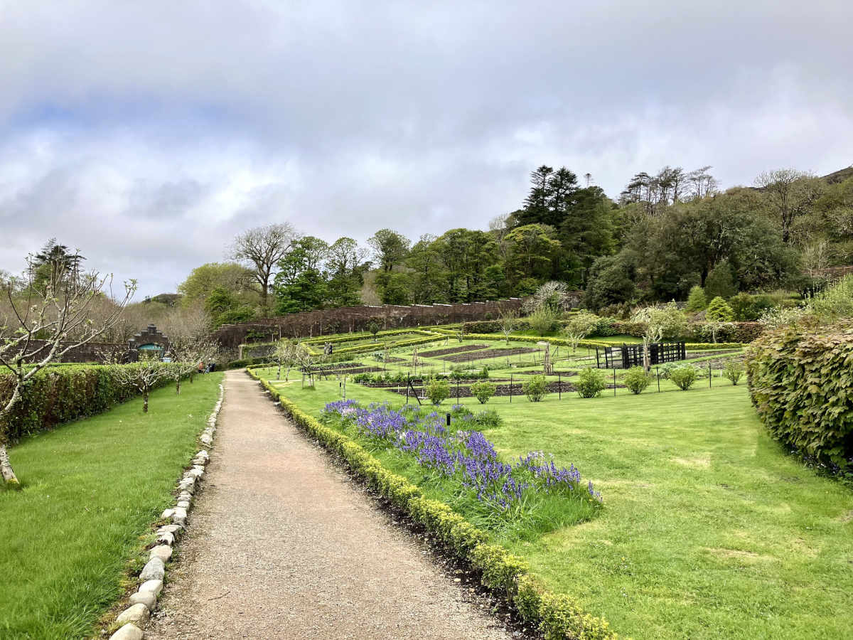 Parchi e giardini imperdibili da visitare in Europa - I meravigliosi Victorian Walled Garden nella Kylemore Abbey