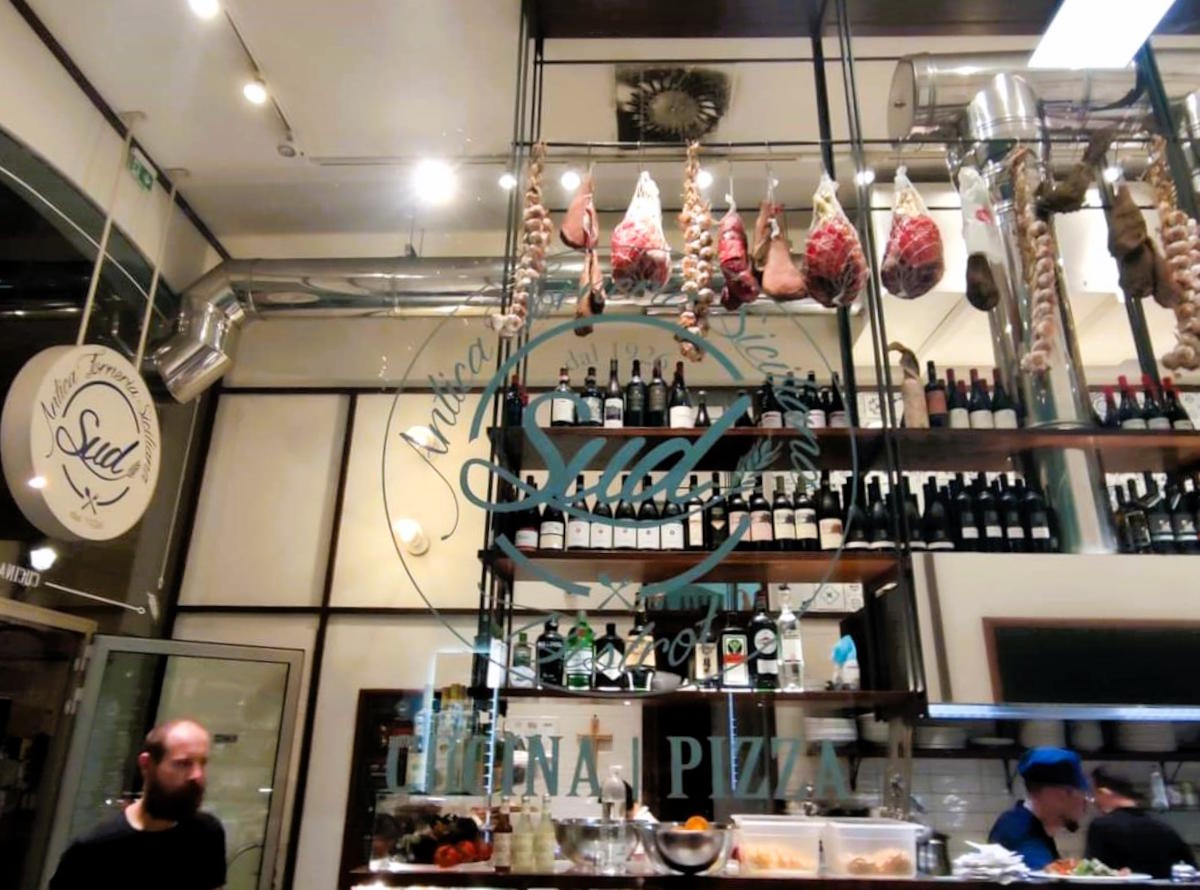 La cucina a vista del ristorante Sud Antica Forneria Siciliana a Palermo