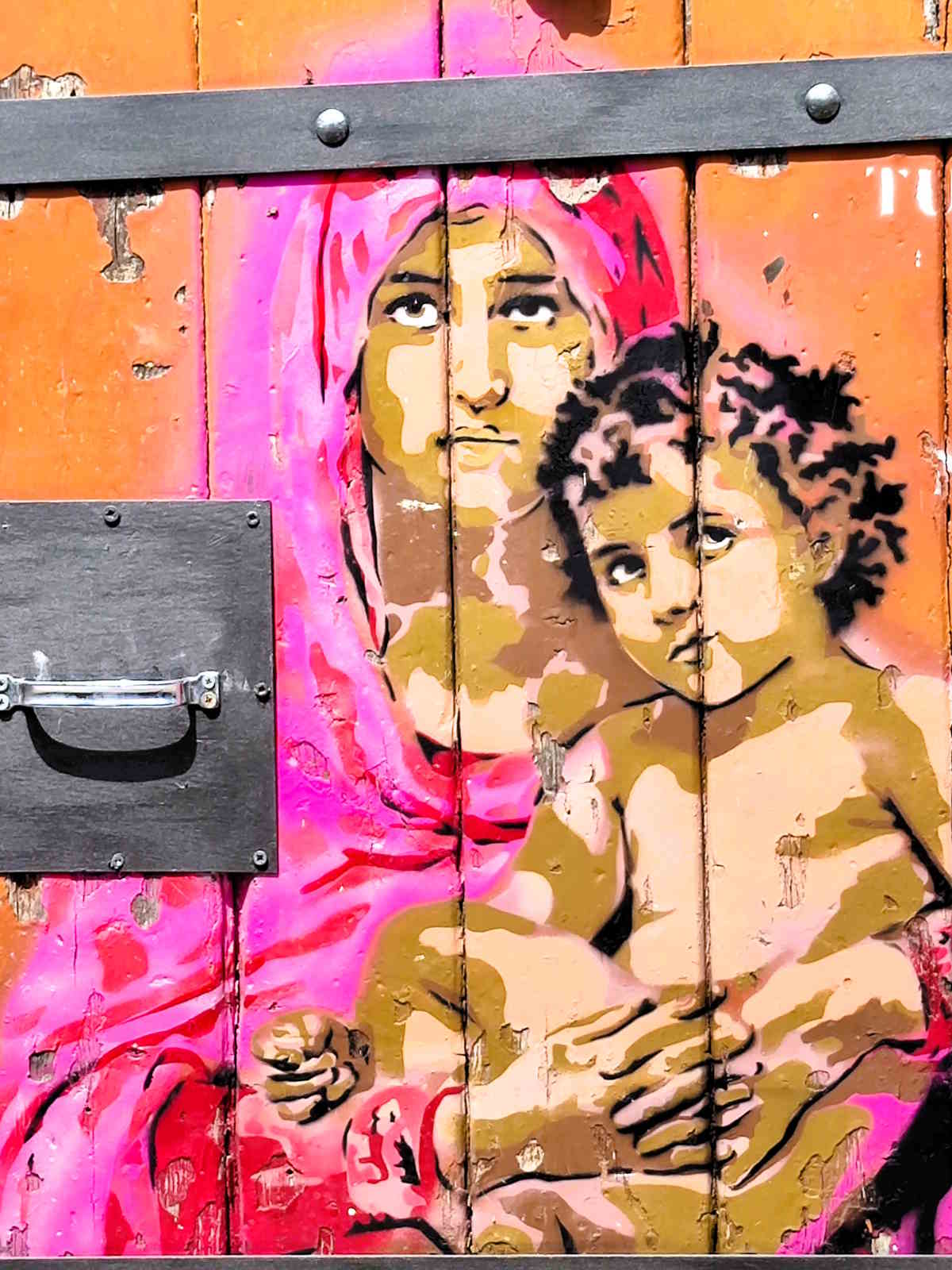 Itinerario a Palermo fra street Art e mercati: Una porta dipinta nei vicoli intorno a Ballarò