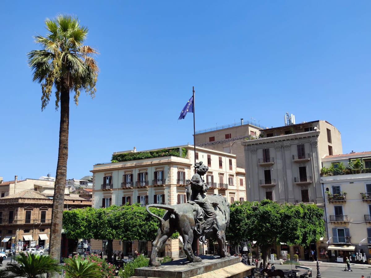 Cosa vedere a Palermo: Scorci di Piazza Verdi dal Teatro Massimo