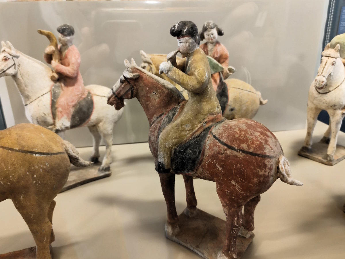 Visitare il MAO di Torino: Statuine di personaggi a cavallo