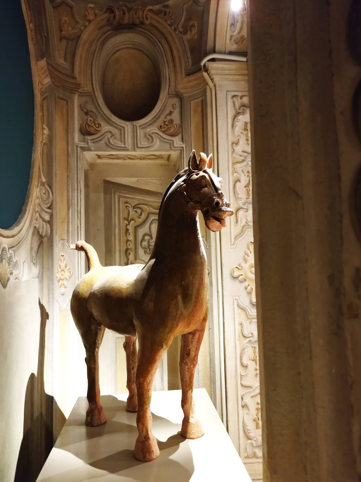 Cosa vedere al Museo D'Arte Orientale di Torino (MAO): Statua in terracotta del cavallo con il ciuffo e corta criniera - Galleria cinese