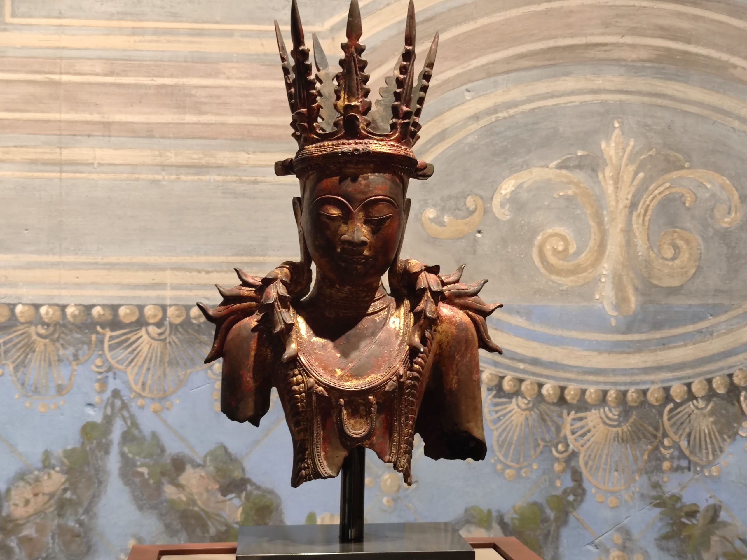 Cosa vedere al MAO di Torino: la statua del Buddha coronato nella Galleria dedicata al Sud-Est asiatico