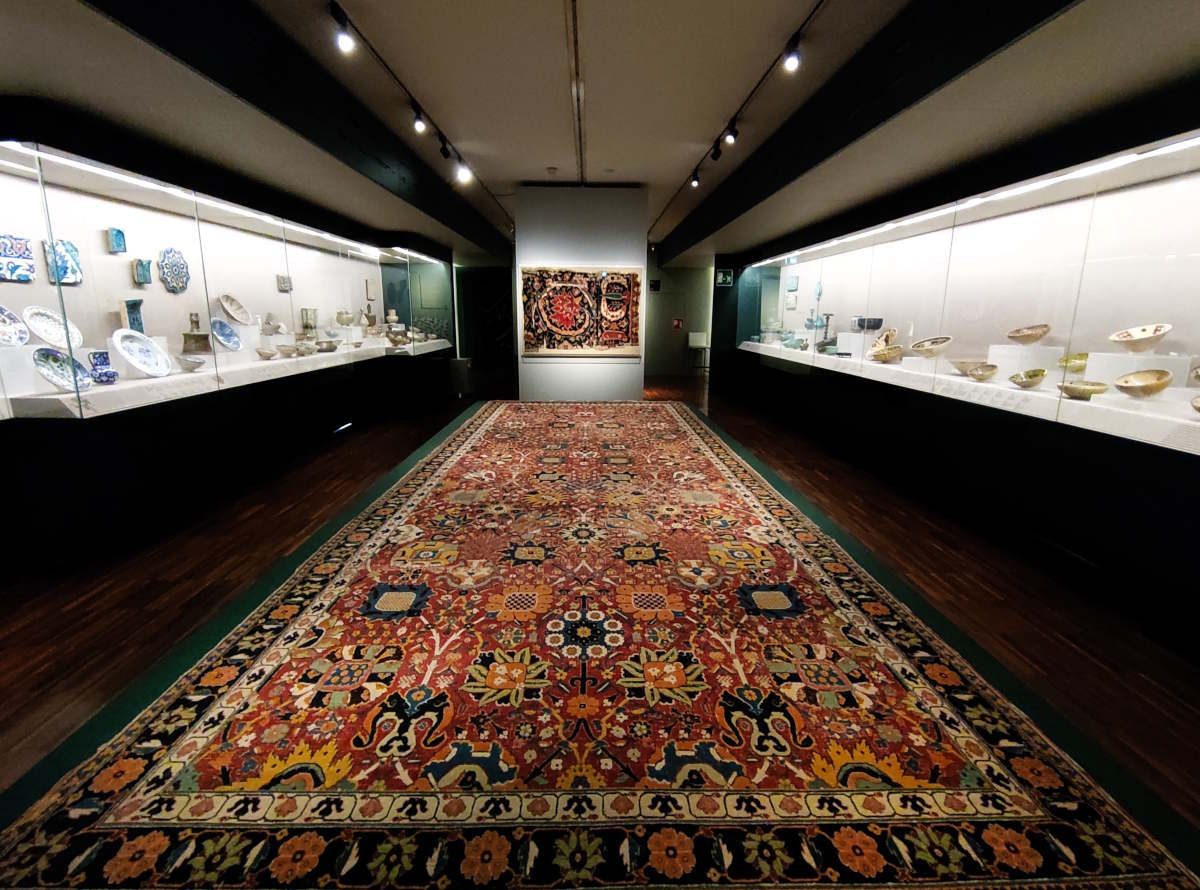 Una Sala espositiva della Galleria di Arte Islamica al MAO