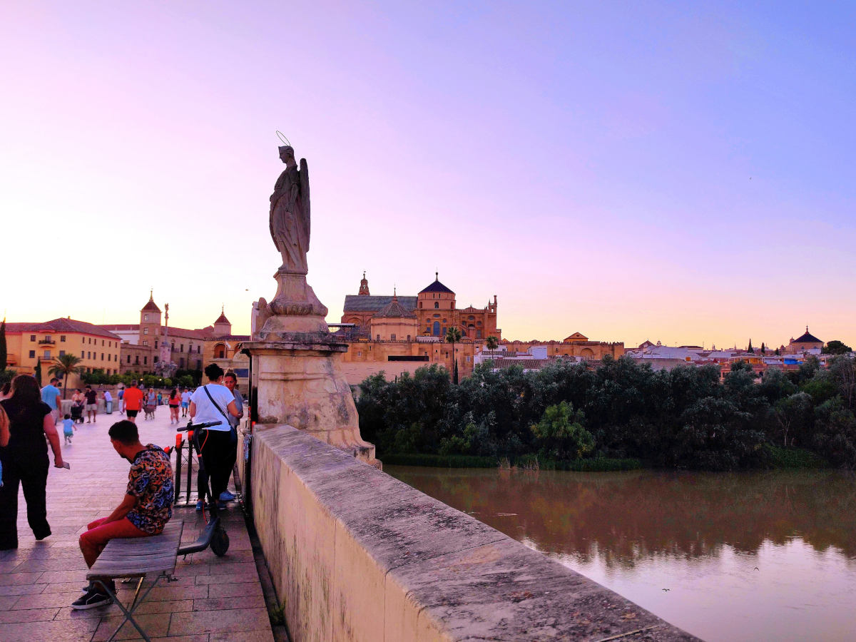 Cosa vedere e fare a Cordoba; Ponte romano a Cordoba con vista sulla Cattedrale Mezquita al tramonto