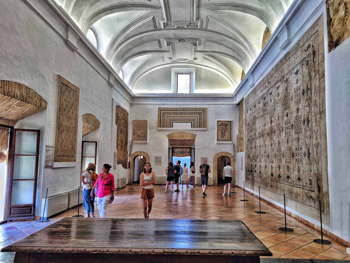  La Sala dell'esposizione dei Mosaici nell'Alcazar de Los Reyes Cristianos