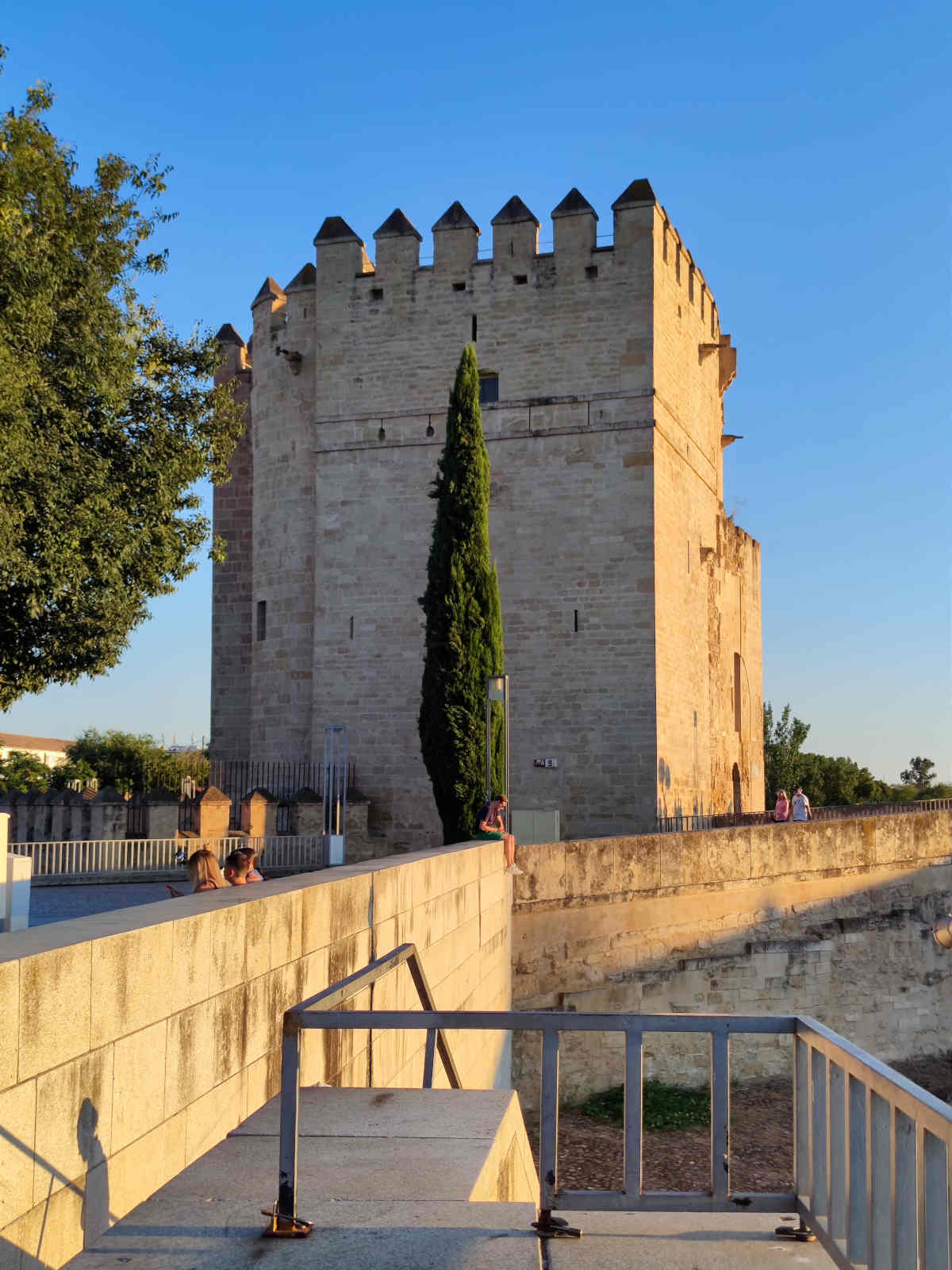  La Torre di Calahorra all'imbrunire, alla fine del ponte romano a Cordoba