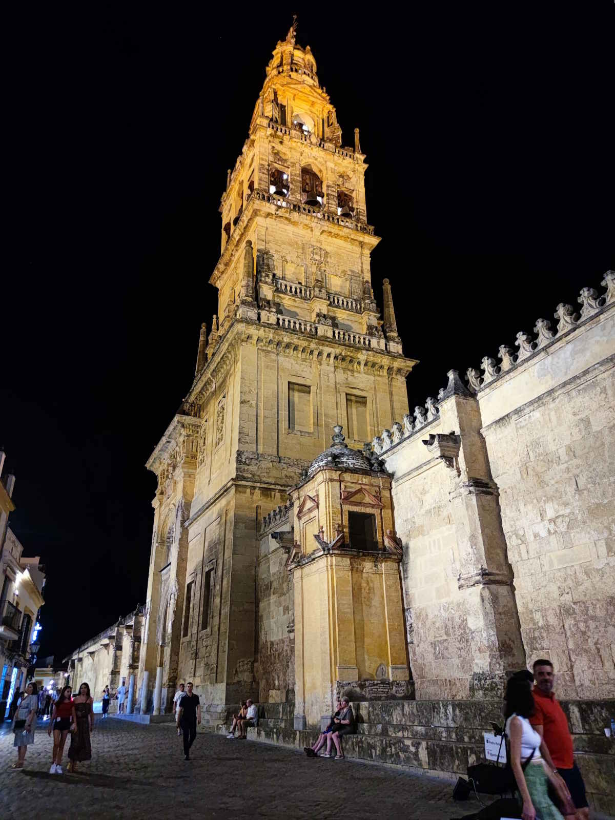 Cosa vedere a Cordoba: Le mura esterne e la torre campanaria della Cattedrale-Mezquita