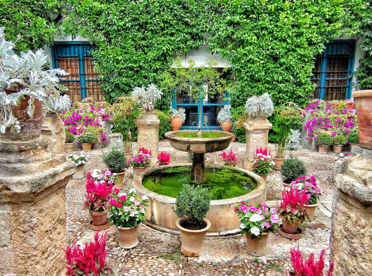 Uno dei 12 Patios fioriti del Palazzo di Viana a Cordoba