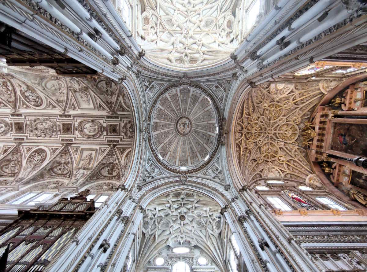 Cupola ovale ed arcate nella struttura a crociera tardo-gotica della Cattedrale di Cordoba