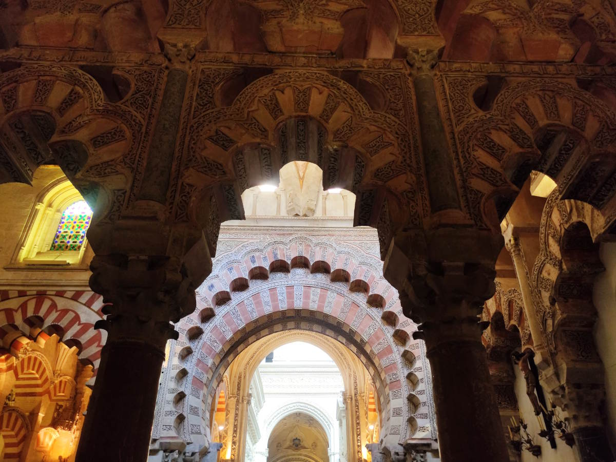  Particolari architettonici nelle arcate del secondo ampliamento nella Mezquita a Cordoba