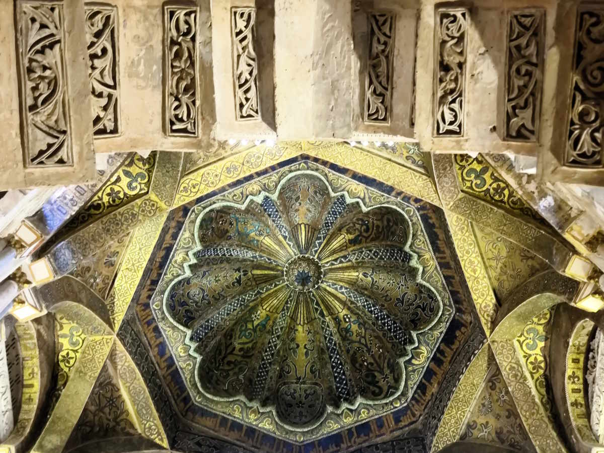 La splendida cupola centrale della Maqsura nella Mezquita a Cordoba