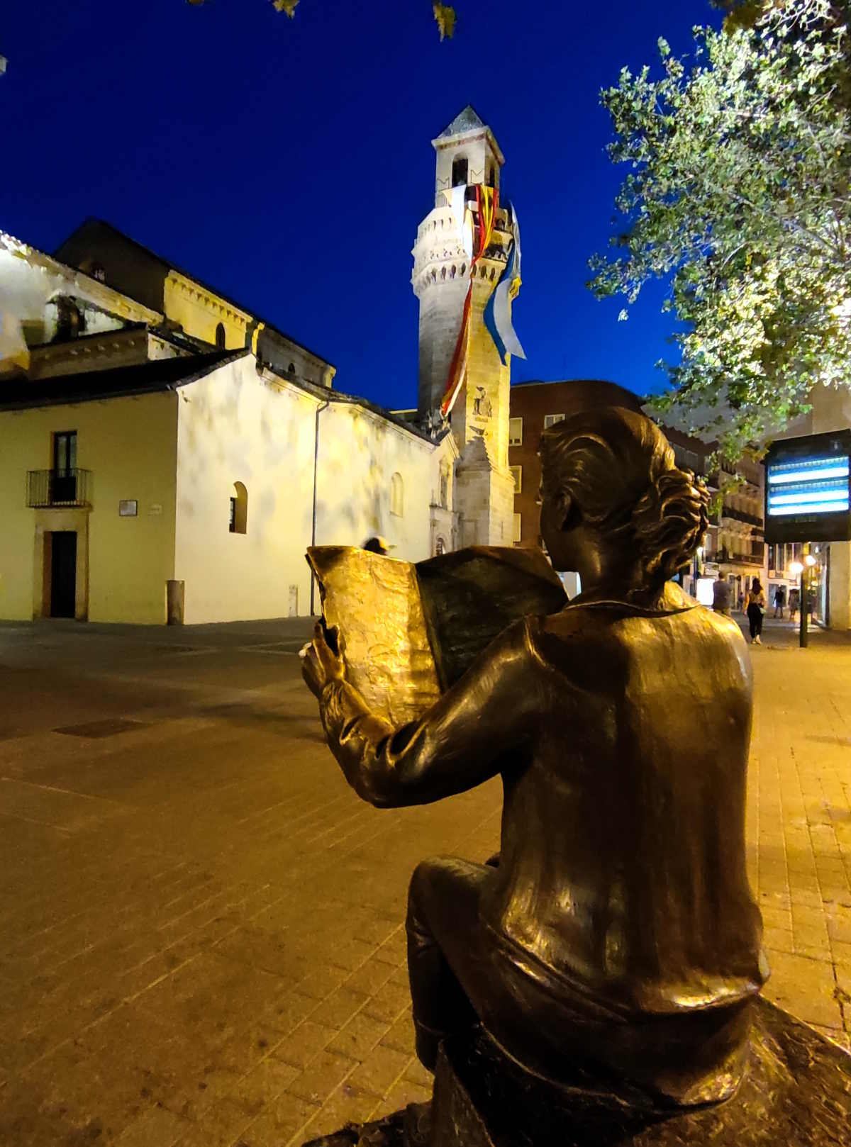 Muoversi a piedi nel centro di Cordoba permette di scoprire molti angoli nascosti come questo: La statua della lettrice