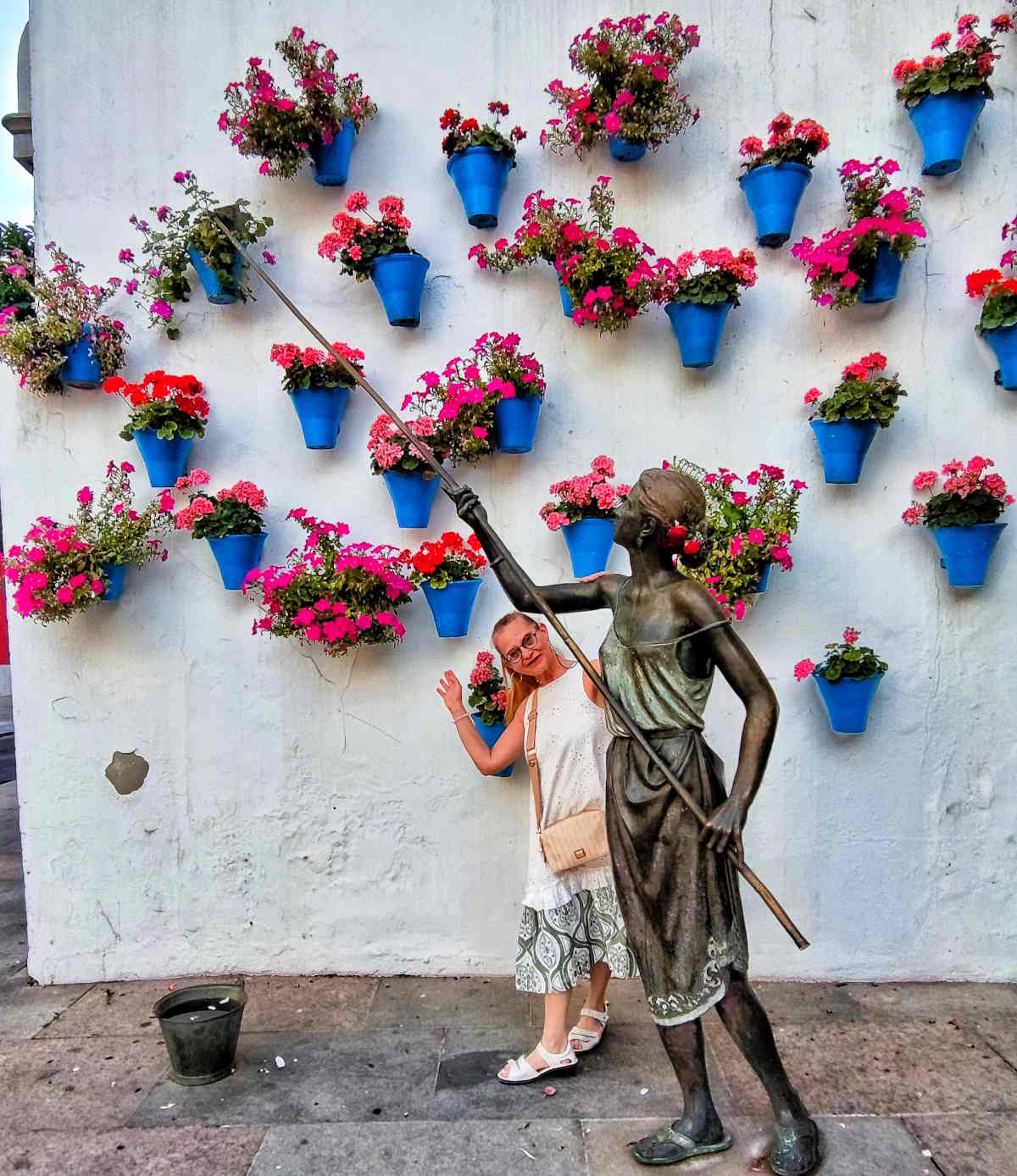 Foto-ricordo con “La Regadora", la prima scultura realizzata in onore dei Patios fioriti di Córdoba