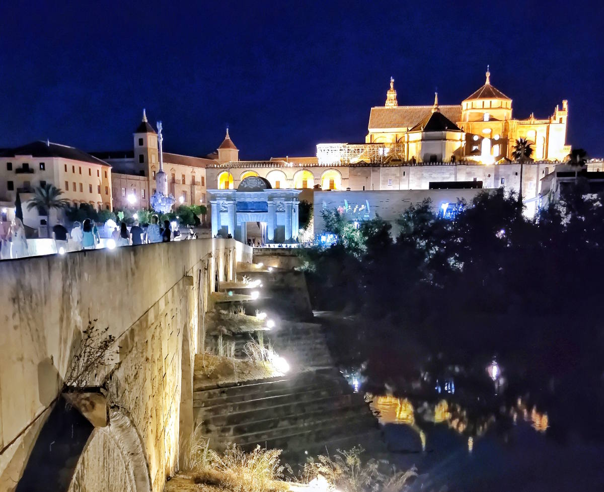 In estate tanta gente sul Ponte romano a Cordoba: i benefici del Guadalquivir