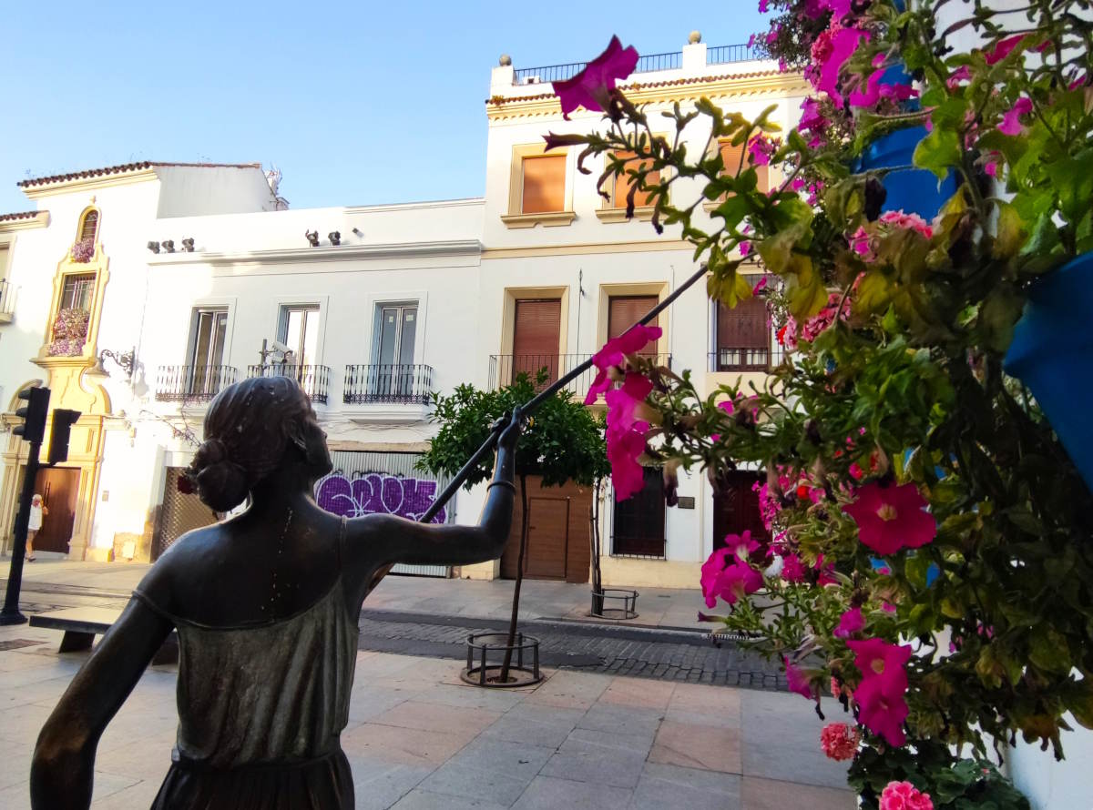  la scultura de “La Regadora" e i Patios fioriti 