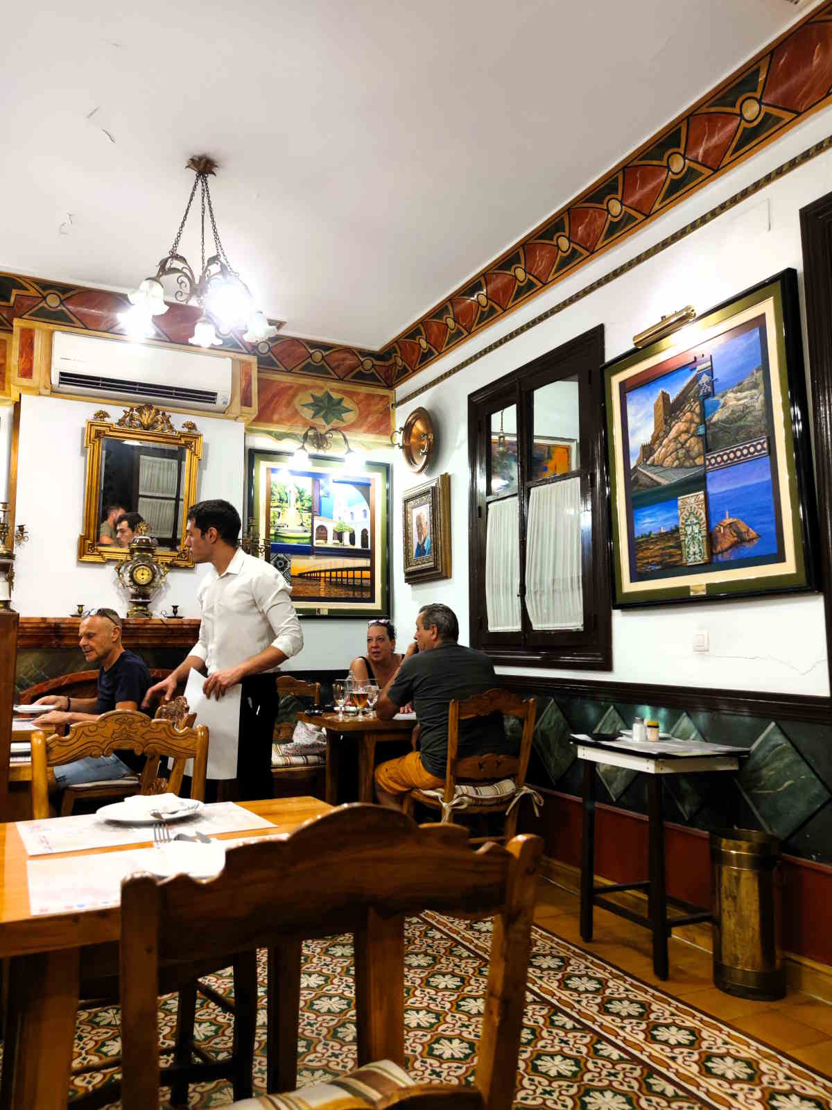 Gli interni della Taverna Salinas a Cordoba