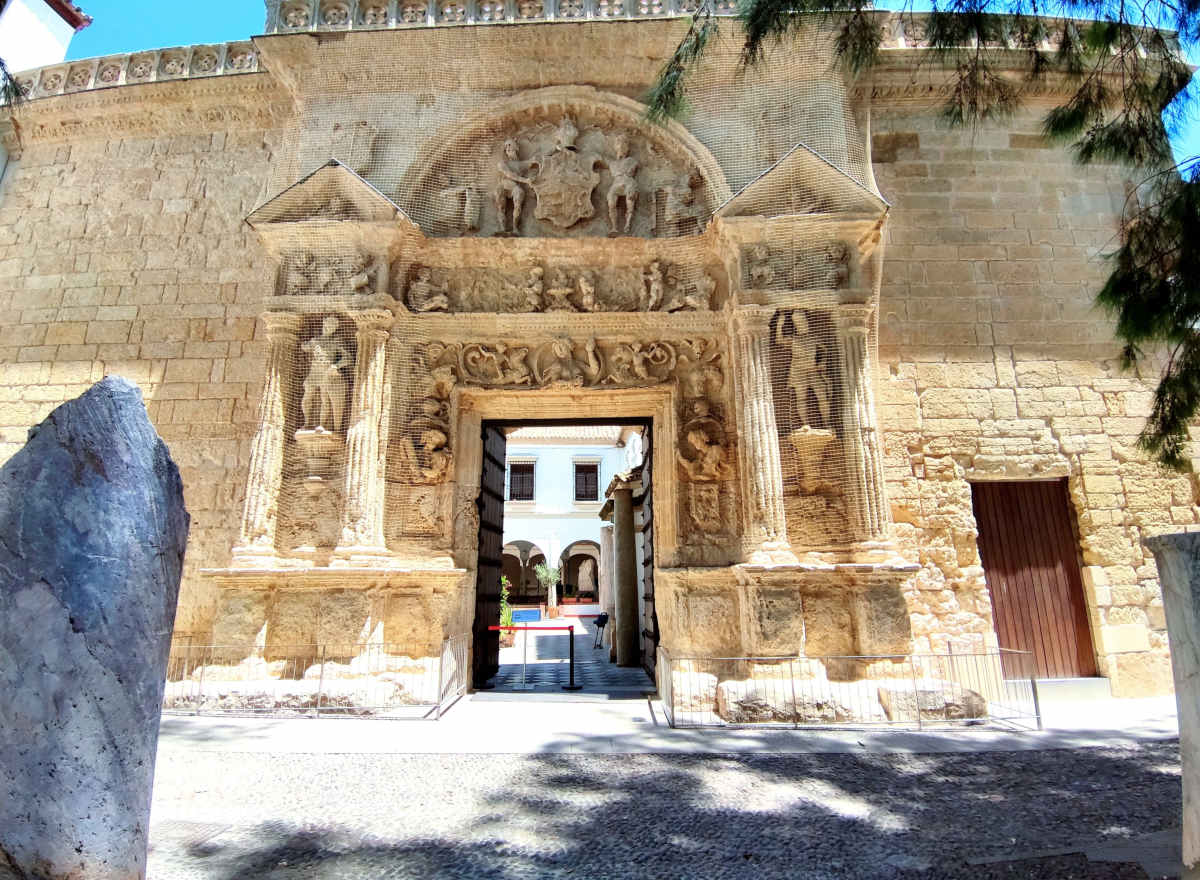 Visitare Cordoba: Ingresso al Palazzo dei Páez sull'omonima piazza