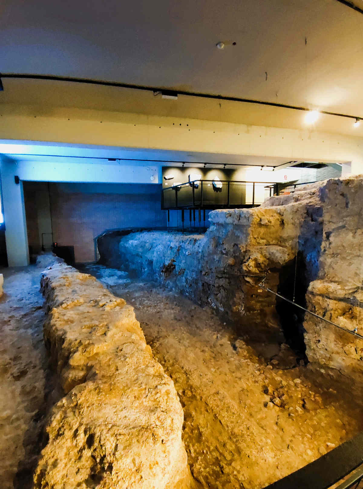 I resti del teatro romano all'interno del Museo Archeologico di Cordoba