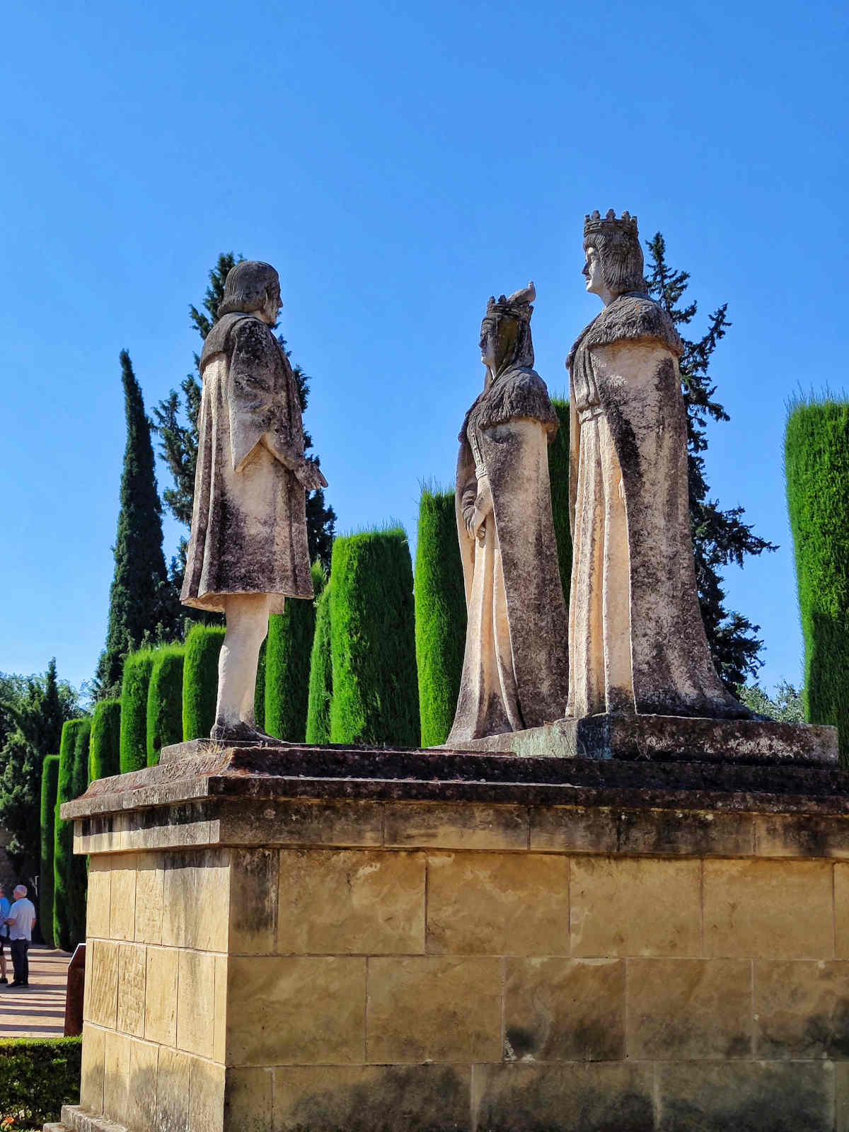 Gruppo statuario dell'incontro di Colombo con la regina Isabella e il re Ferdinando II: nei giardini dell'Alcázar de los Reyes Cristianos 