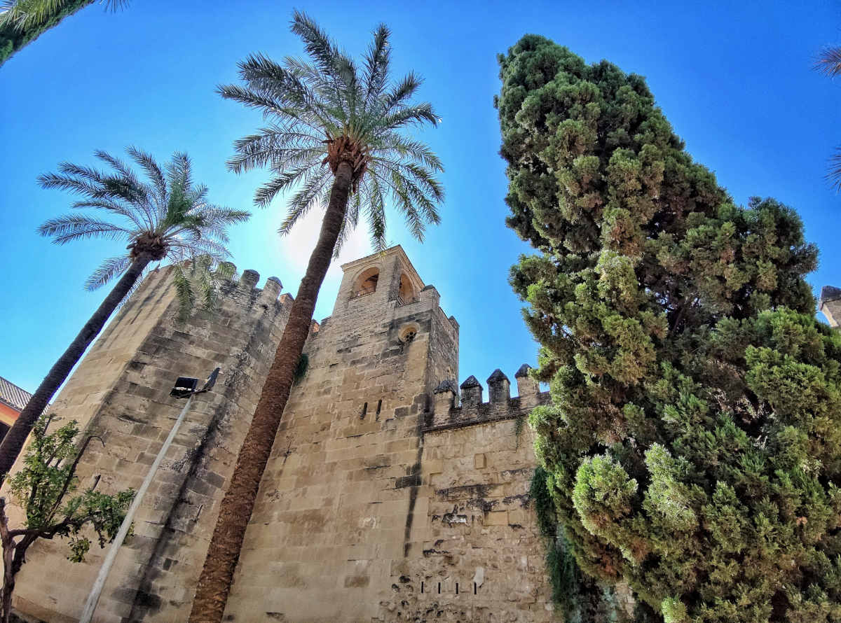 Le mura esterne dell'Alcazar dei Re Cristiani