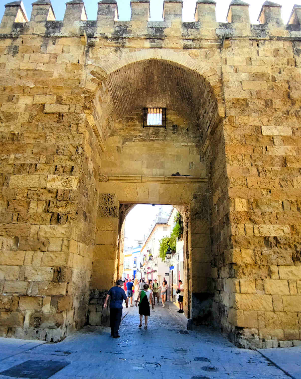 L'ingresso alla Juderia de Cordoba attraverso la Porta di Almodovar