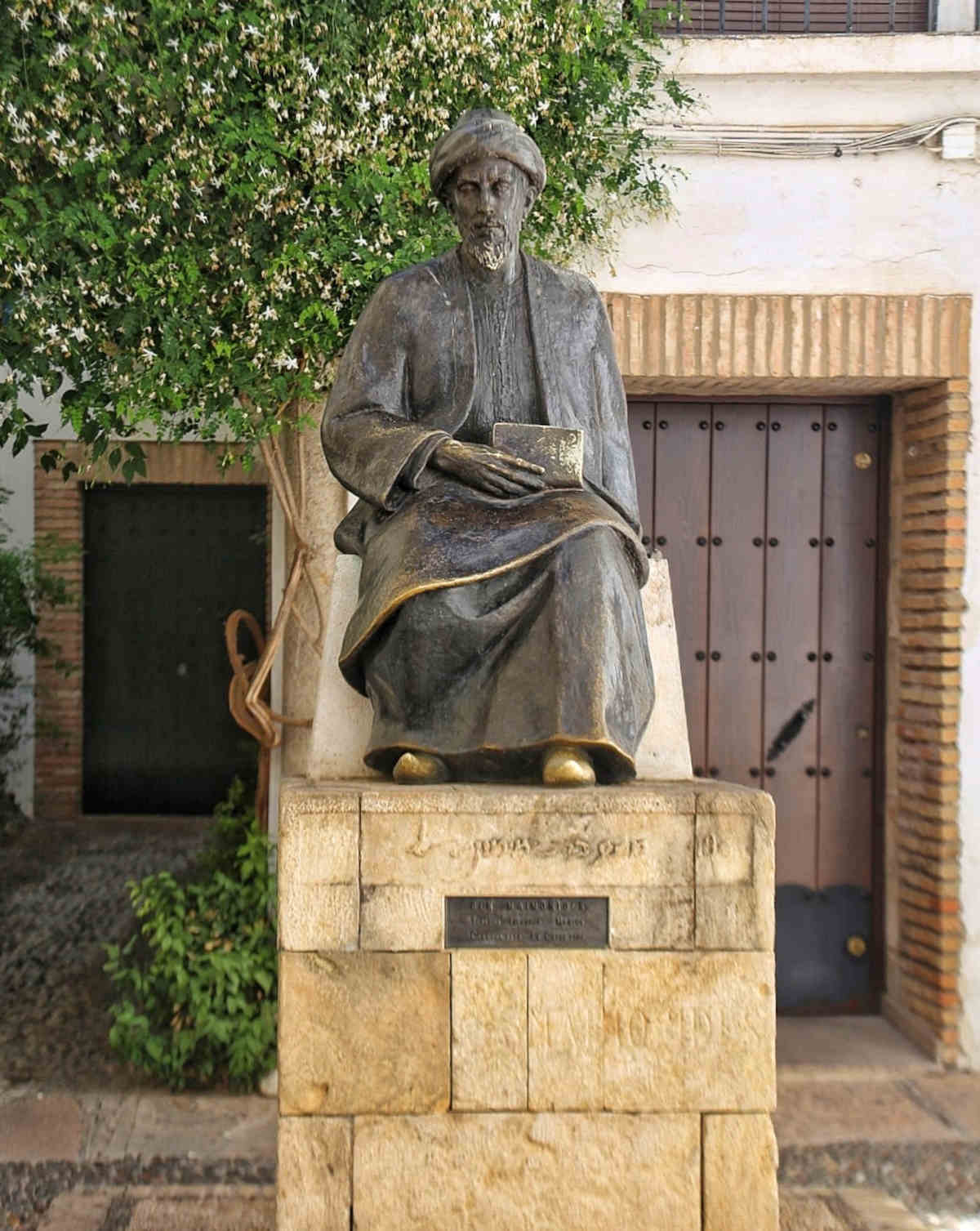 Piazza Tiberiade e la statua dedicata al Maimonide (Moshe ben Maimon)